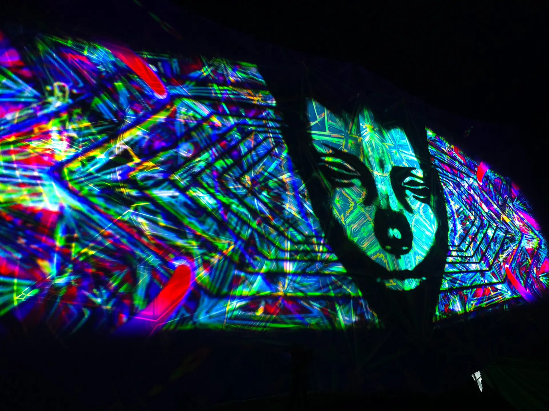 Vj Video Mapping Universo Paralelo 2024 por Gustavisuals, artista da Brotherhood Studios - VFX e Motion Graphics. Estúdio criativo de arte, tecnologia e audiovisual.